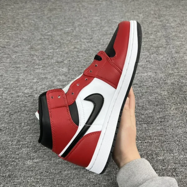 Air Jordan 1 Mid "Chicago Black Toe" - Imagem 4