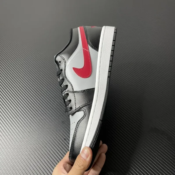 Air Jordan 1 Low "Black/Grey/Red" - Imagem 6