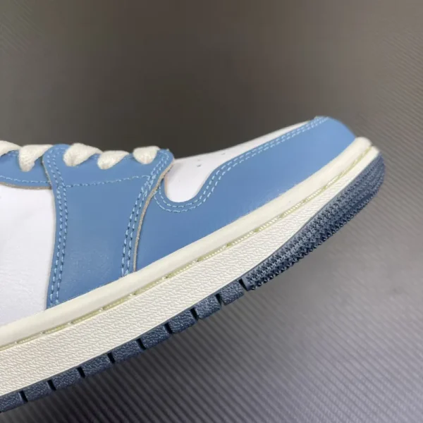 Air Jordan 1 Low SE "Mismatched Swoosh Blue/Red" - Imagem 9