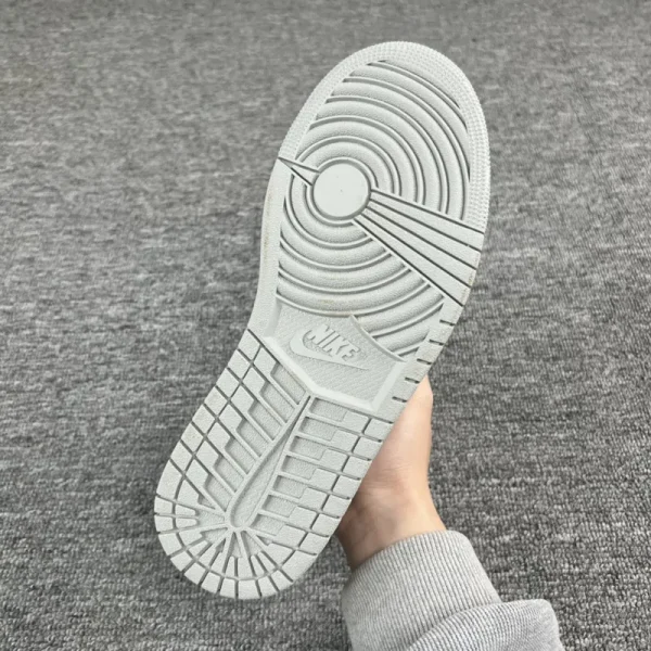 Air Jordan 1 Mid "Light Smoke Grey" - Imagem 5