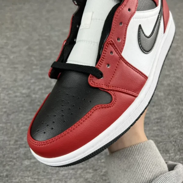Air Jordan 1 Mid "Chicago Black Toe" - Imagem 3
