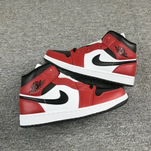 Air Jordan 1 Mid "Chicago Black Toe"