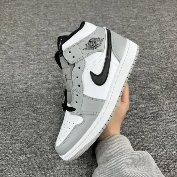 Air Jordan 1 Mid "Light Smoke Grey" - Imagem 9
