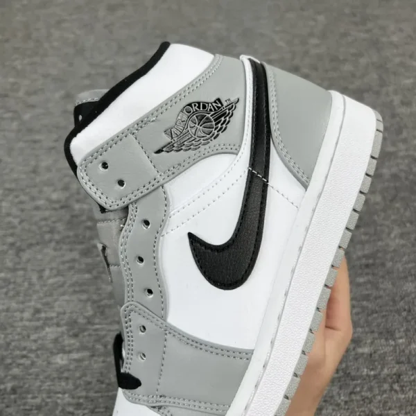 Air Jordan 1 Mid "Light Smoke Grey" - Imagem 2