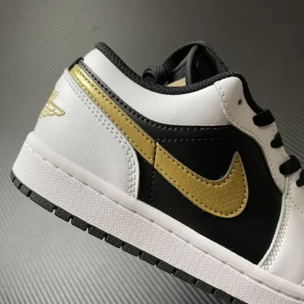Air Jordan 1 Low "Black White Gold" - Imagem 8