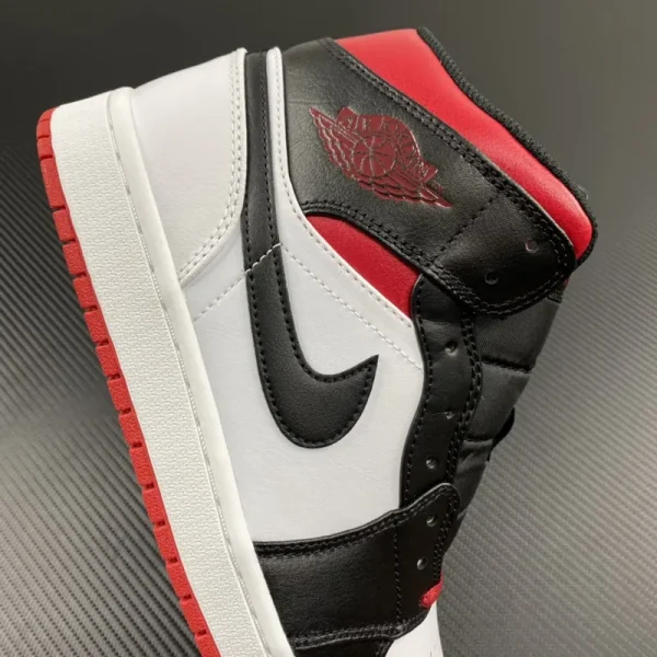 Air Jordan 1 Mid “Gym Red/ Black Toe” - Imagem 9