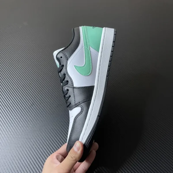 Air Jordan 1 Low “White/Black/Green Glow” - Imagem 2