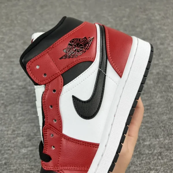 Air Jordan 1 Mid "Chicago Black Toe" - Imagem 9