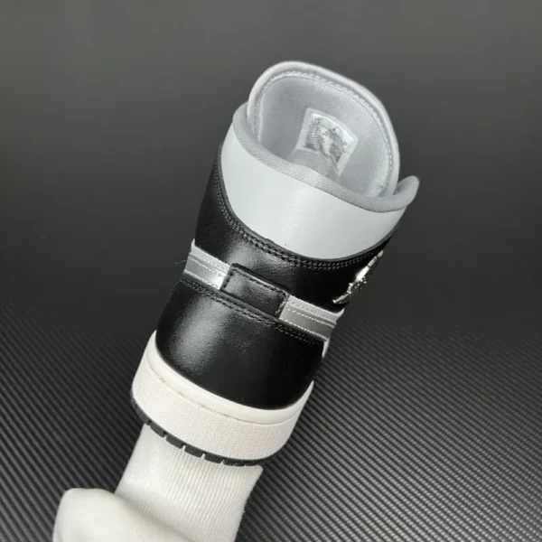 Air Jordan 1 Mid SE "Black Chrome" - Imagem 7