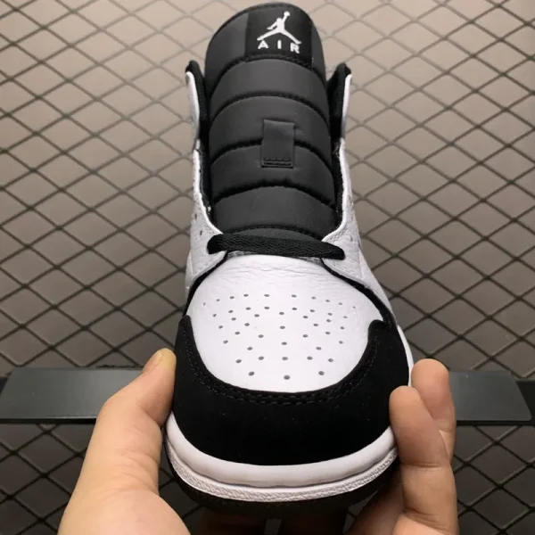 Air Jordan 1 Retro Mid "Tuxedo" - Imagem 7