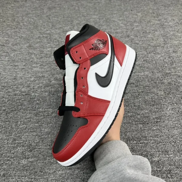 Air Jordan 1 Mid "Chicago Black Toe" - Imagem 2