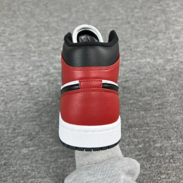 Air Jordan 1 Mid "Chicago Black Toe" - Imagem 6