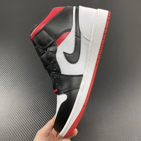 Air Jordan 1 Mid “Gym Red/ Black Toe” - Imagem 4