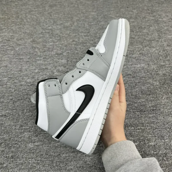 Air Jordan 1 Mid "Light Smoke Grey" - Imagem 4