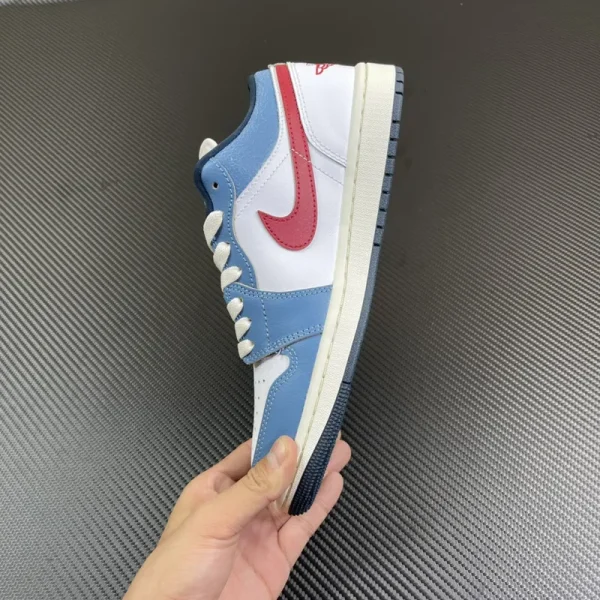 Air Jordan 1 Low SE "Mismatched Swoosh Blue/Red" - Imagem 4