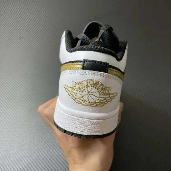 Air Jordan 1 Low "Black White Gold" - Imagem 9