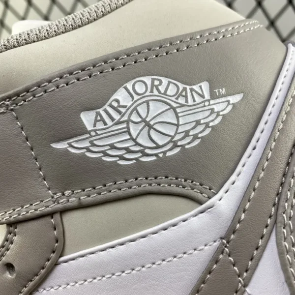 Air Jordan 1 Mid “Linen / College Grey” - Imagem 3