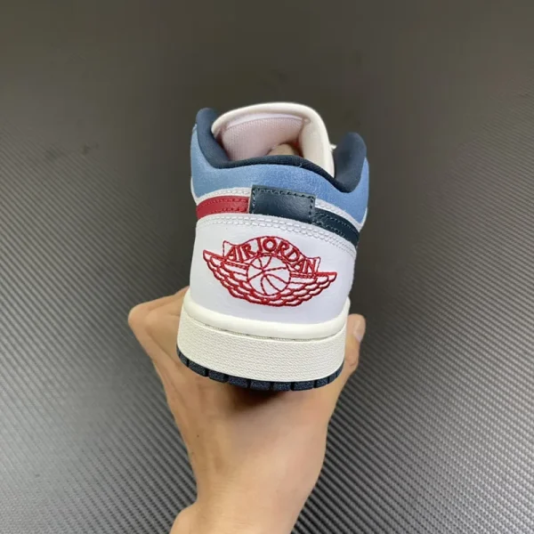 Air Jordan 1 Low SE "Mismatched Swoosh Blue/Red" - Imagem 3