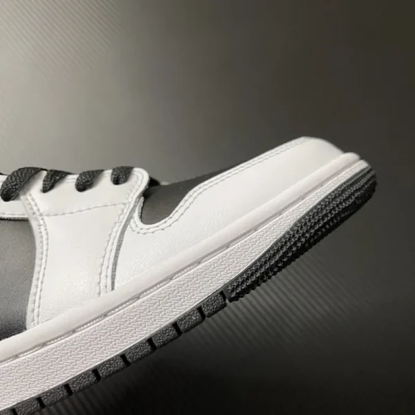 Air Jordan 1 Low "Black White Gold" - Imagem 7