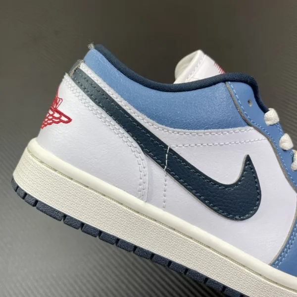 Air Jordan 1 Low SE "Mismatched Swoosh Blue/Red" - Imagem 2