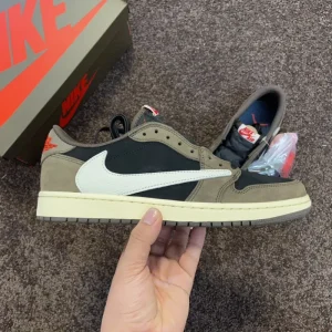 Air Jordan 1 Low Travis Scott "Dark Mocha"